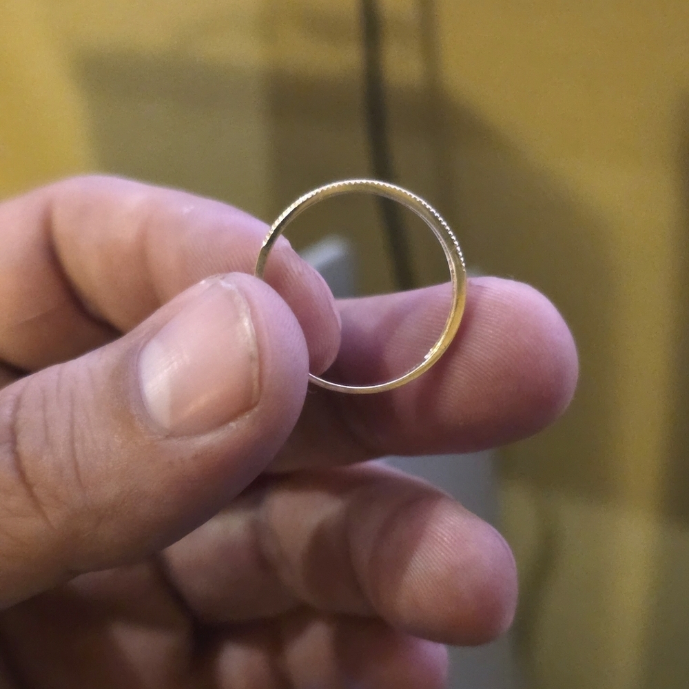14K GOLD Ring With Diamonds & Ridged Edge. - Picture 9 of 12